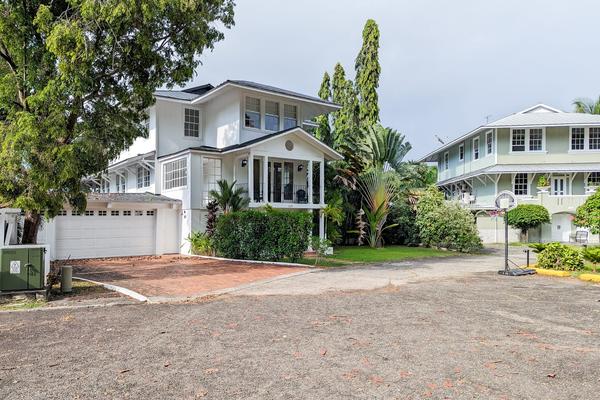 Phenomenal 3BR House with Balcony in Ancon