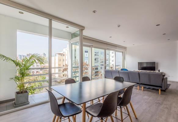 Stylish 2BR with balcony Near Larcomar